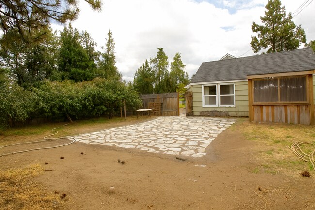 Building Photo - Charming Bend Home with Spacious Bonus Roo...