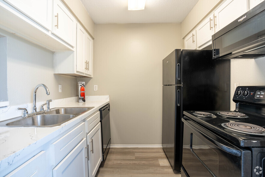 1BR, 1BA - 657SF - Kitchen - Springs of Lake Jackson Apartments