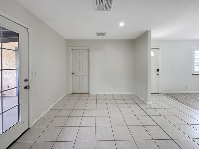 Building Photo - 1240 W Mariposa Ave