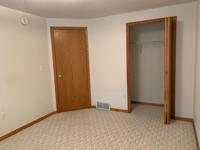 Building Photo - 3 Bedroom Twinhome in South Fargo!!