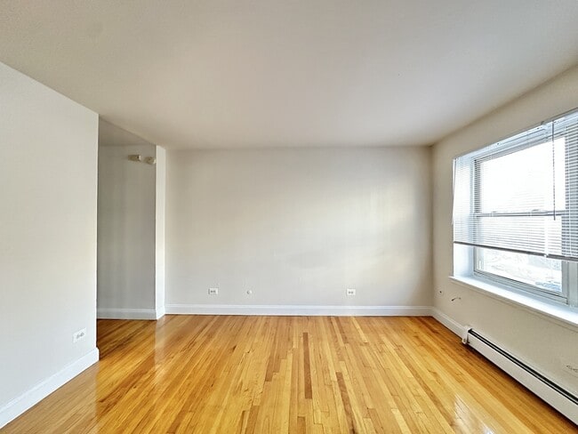 Building Photo - 6830 N Sheridan Rd