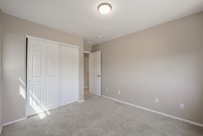 Building Photo - 5 bedroom Home1