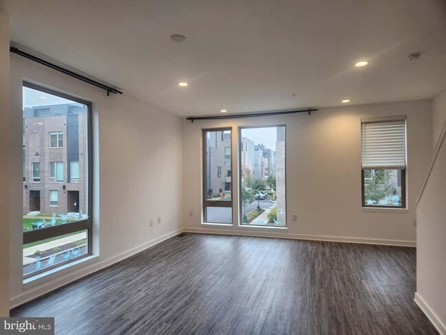 Building Photo - 3129 Beachview Ln