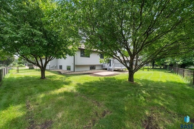Building Photo - Charming Multi-Level Home! Large Backyard,...