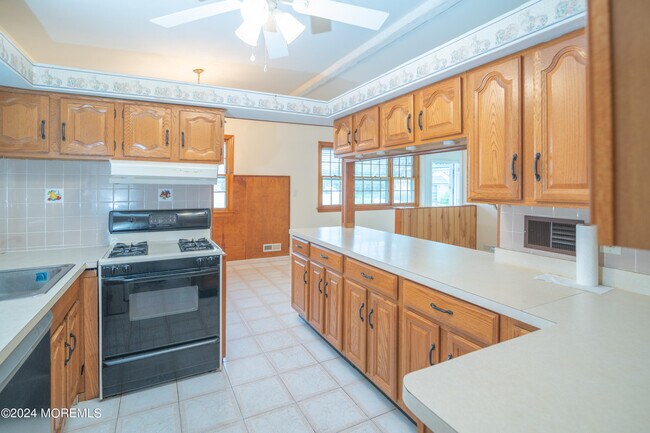 Building Photo - 3 Willowbrook Dr