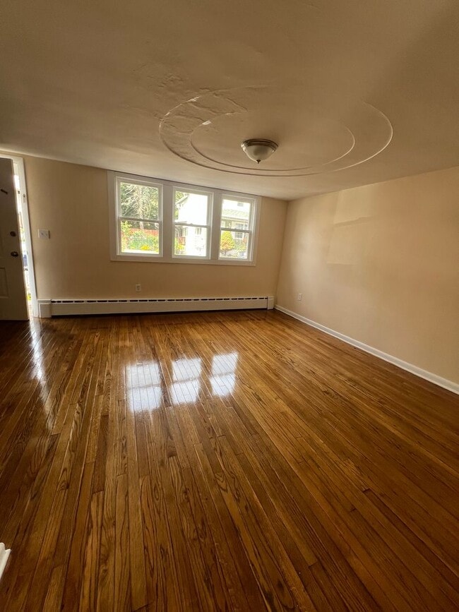 Building Photo - Large 2 Bed/1 Bath Single Family Home - $1...