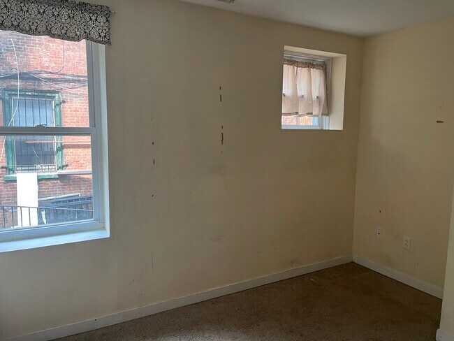 Building Photo - 4056 Chestnut St