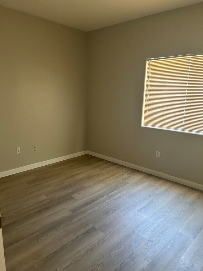 Building Photo - 5650 E. Sahara #1029