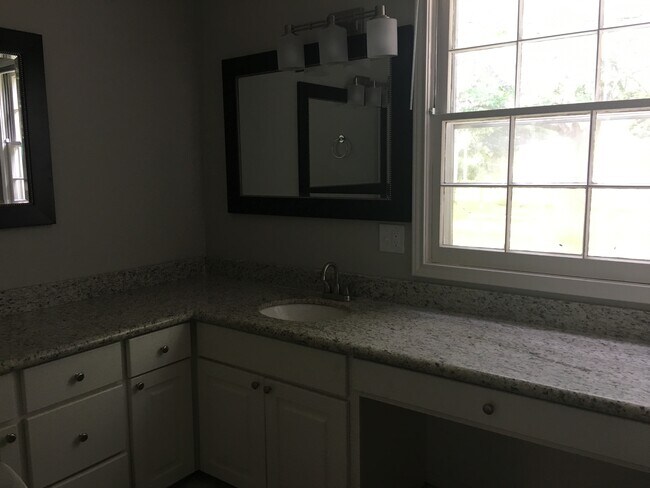 Building Photo - 123 Lloyd St