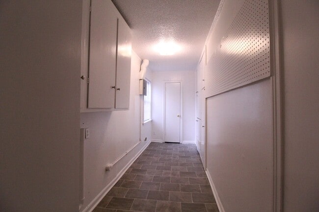 Building Photo - October FREE On This 3 Bedroom 2 Bath Home...