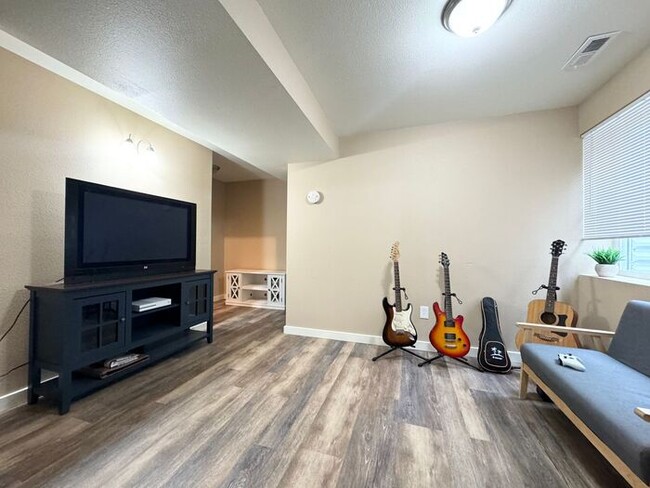 Building Photo - 3 Bedroom, 3.5 Bathroom Townhome, Close to...