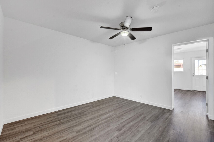 living room - 1774 Willow Trl