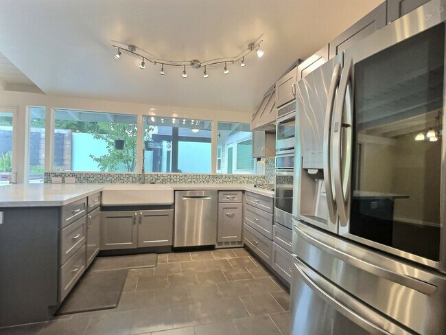 Building Photo - 5 BD / 4 BA - Stunning Mountain View Home ...