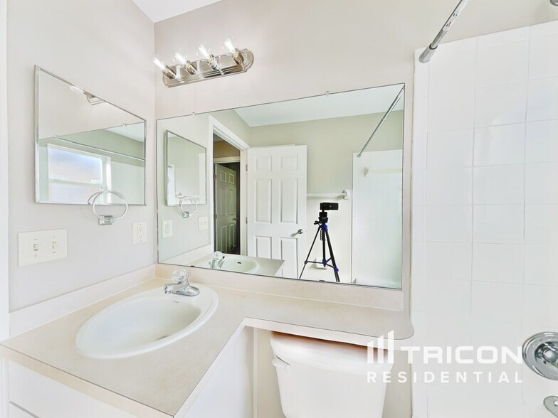 Building Photo - 2118 Deerfield Dr