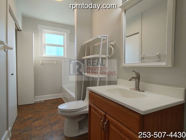 Building Photo - Charming 2 Bedroom with Bonus Loft!