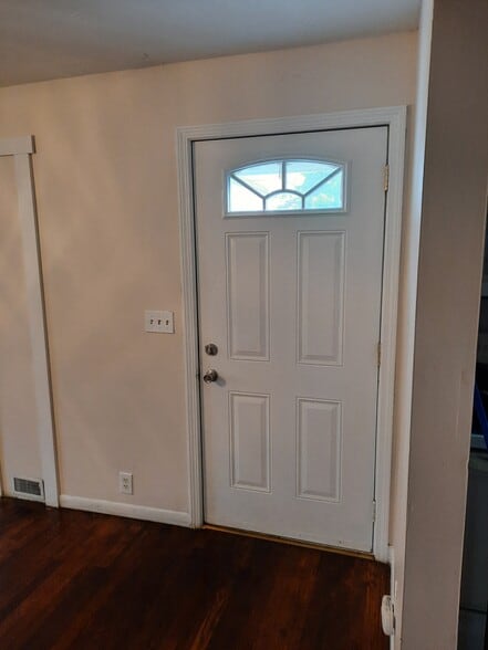 Building Photo - 319 Pleasant St