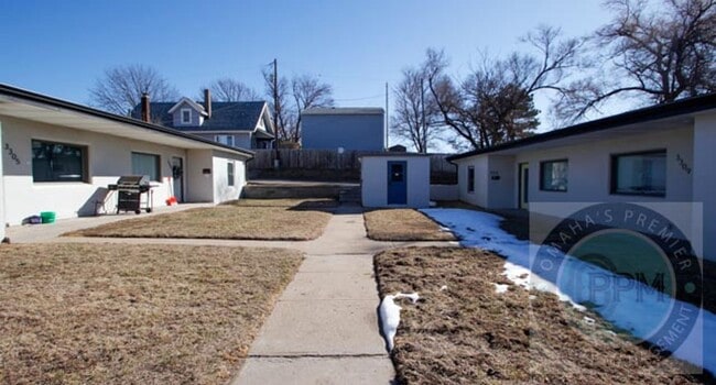 Building Photo - Updated Duplex Near Downtown! - 2 Bed / 1 Bath / 800SF