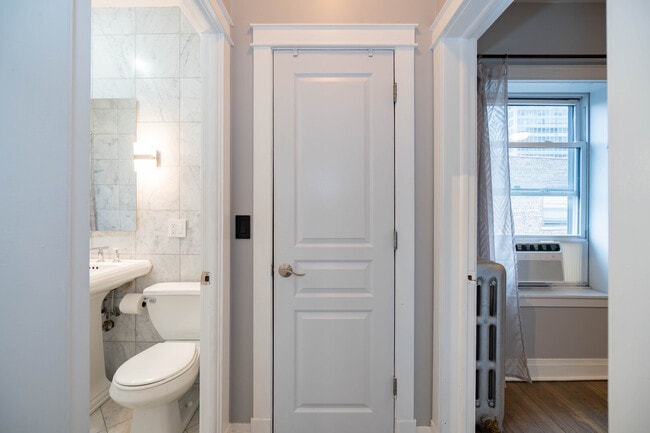 Building Photo - 536 1/2 W Cornelia Ave