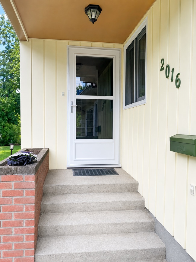 Building Photo - 2016 10th Ave N