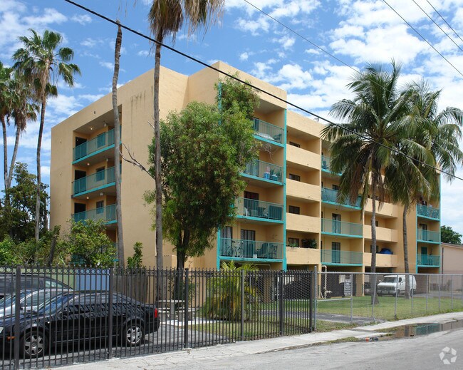 Building Photo - 1575 NW 19th Ter