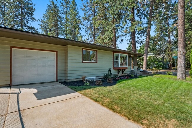 Building Photo - **Available August** South Hill Corner Lot 5 Bed 1 Bath updated Home Available NOW