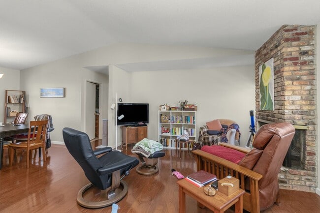 Building Photo - 222 Virginia 3 bed 2 bath apartment in historic Cathedral Hill neighborhood