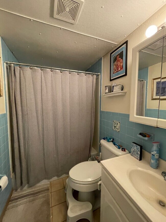 Building Photo - Spacious 3-Bedroom Heart of the South End – 3 Bed | 1 Bath |900 Sq F