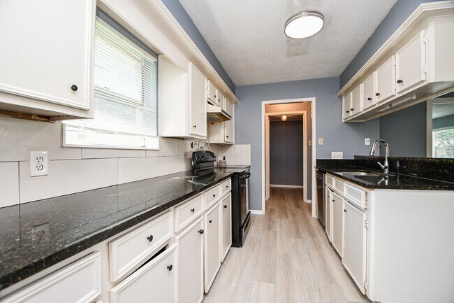 Building Photo - 12015 Osage Park Dr