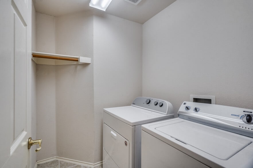 Building Photo - 7245 Rembrandt Dr