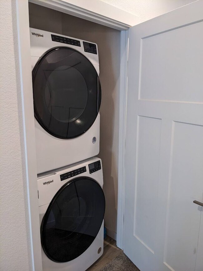 Building Photo - 3 Bed Luxury End Unit Townhome backs to Na...