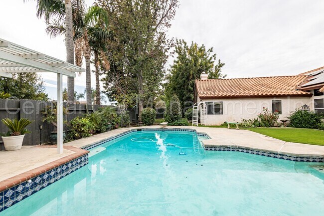Building Photo - 4 Bedroom/2.5 Bath Home with Paid Solar an...
