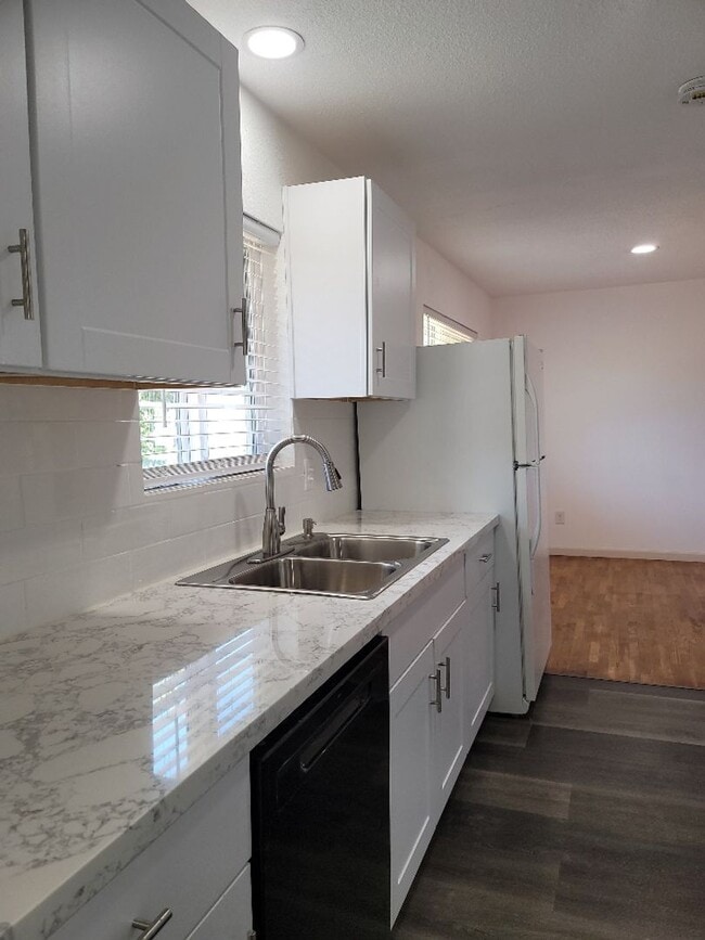Building Photo - Remodeled 3 bed/2 bath in High Point/West ...