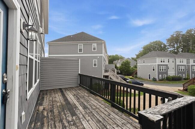 Building Photo - 1502 Sharon Rd W