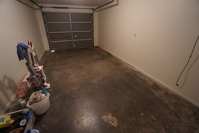 Building Photo - 3 BR, 1 BTH, 1 car garage