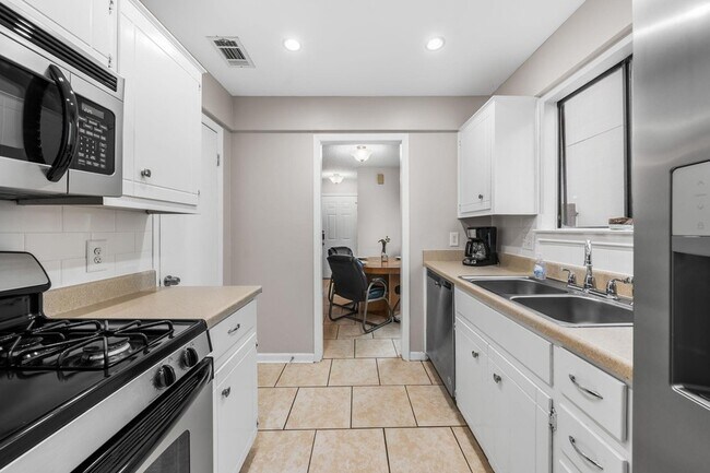 Building Photo - 3222 Tamarron Blvd