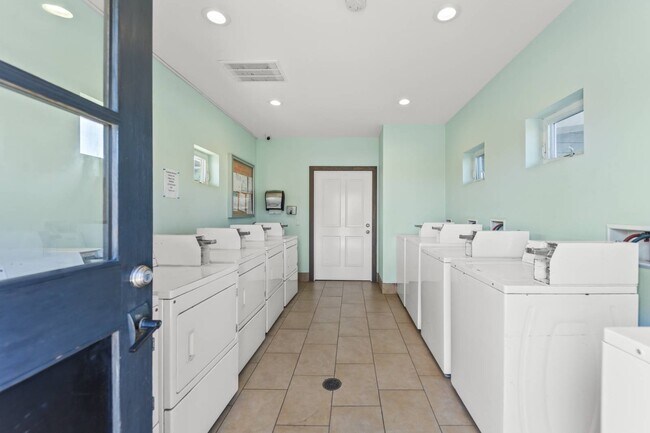 Building Photo - 80 Huntington St