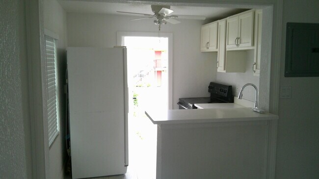 Building Photo - 900 W 9th St