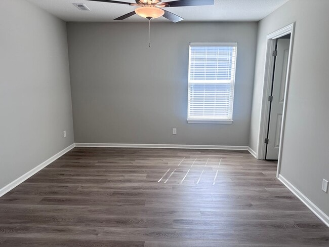 Building Photo - 3 Bed | 2.5 Bath | 1 Car Garage Duplex in Pleasant Hill w/ Special