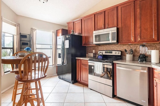 Building Photo - 134 Lakepointe Cir