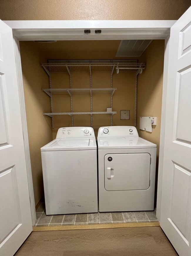 Building Photo - Beautiful Waterford Crossing 2 bedroom Con...