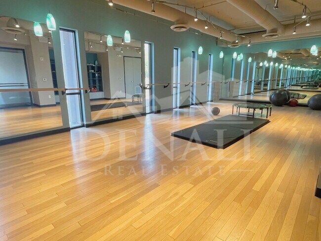 Building Photo - 535 W Thomas Rd