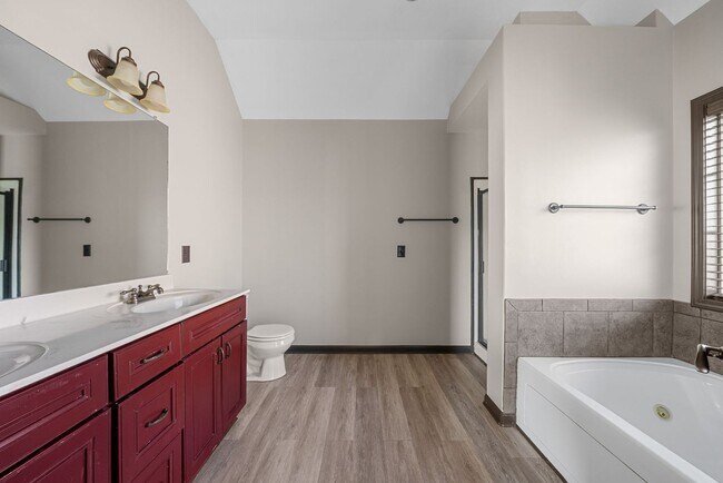 Building Photo - 4 Bedroom Pet Friendly Home For Rent!