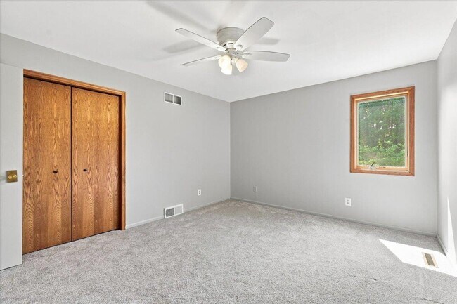 Building Photo - 911 Thomas Dr