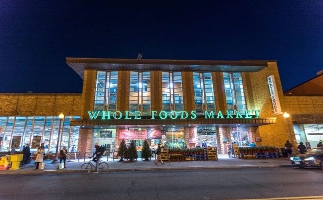 Building Photo - Logan Circle Beautifully Renovated Studio Apartment