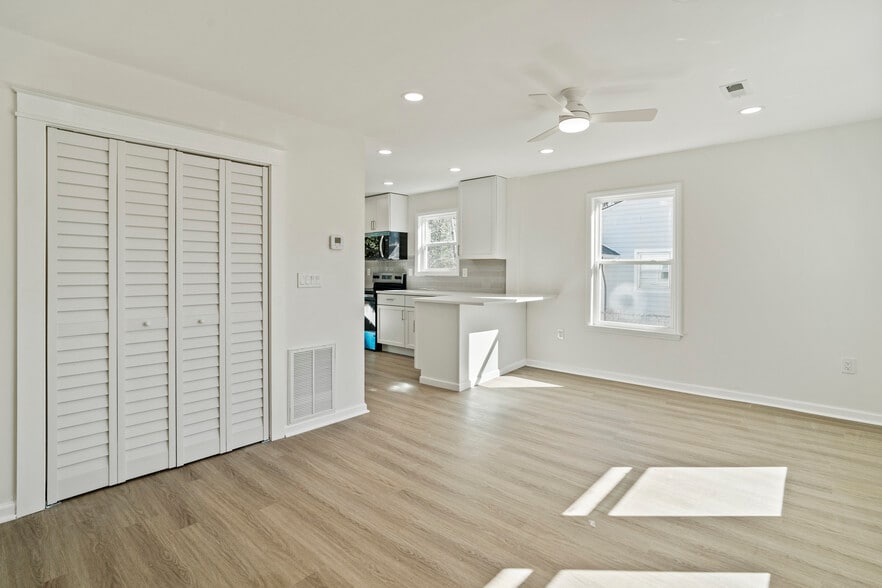 Building Photo - 721 Stonewall Ct