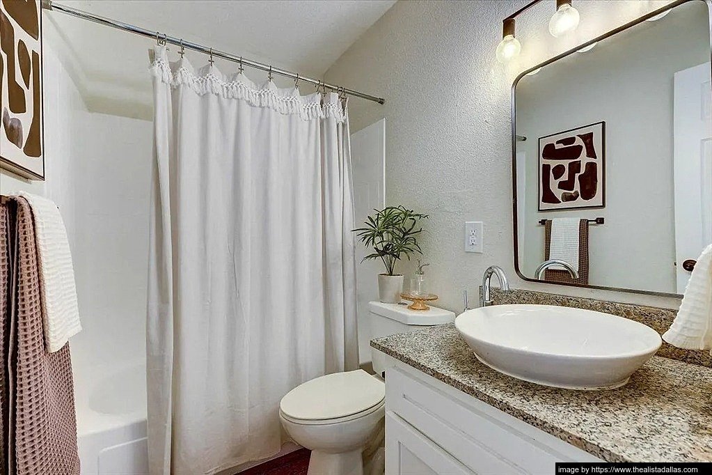 Building Photo - 10028 Royal Ln