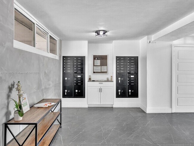 Building Photo - 1030 9th St