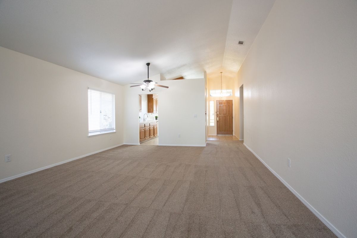 Building Photo - 767 Raven Dr