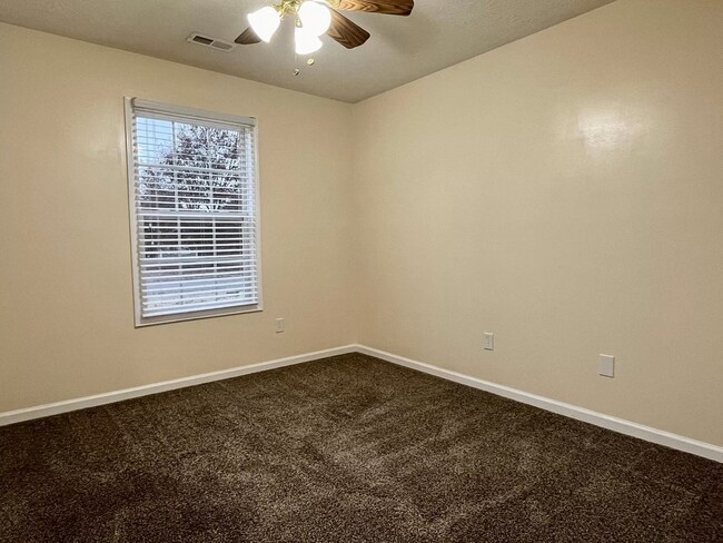 Building Photo - Welcome To Pleasant View!