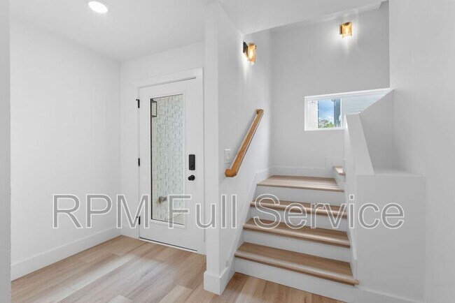 Building Photo - 1241 N Avondale Cir